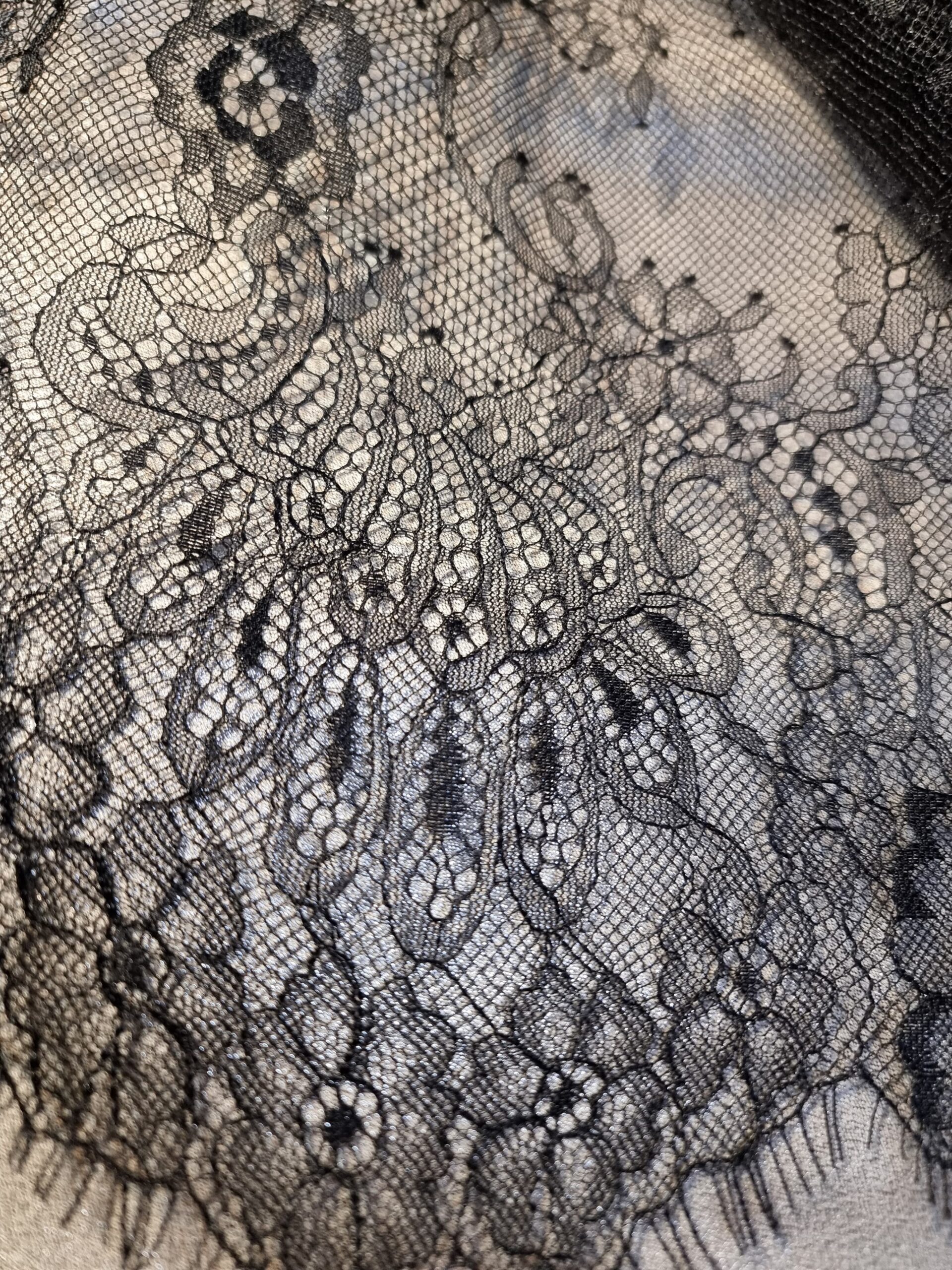 Dantela mixta tip Chantilly cu model floral si borduri laterale finite, Negru - imagine 2