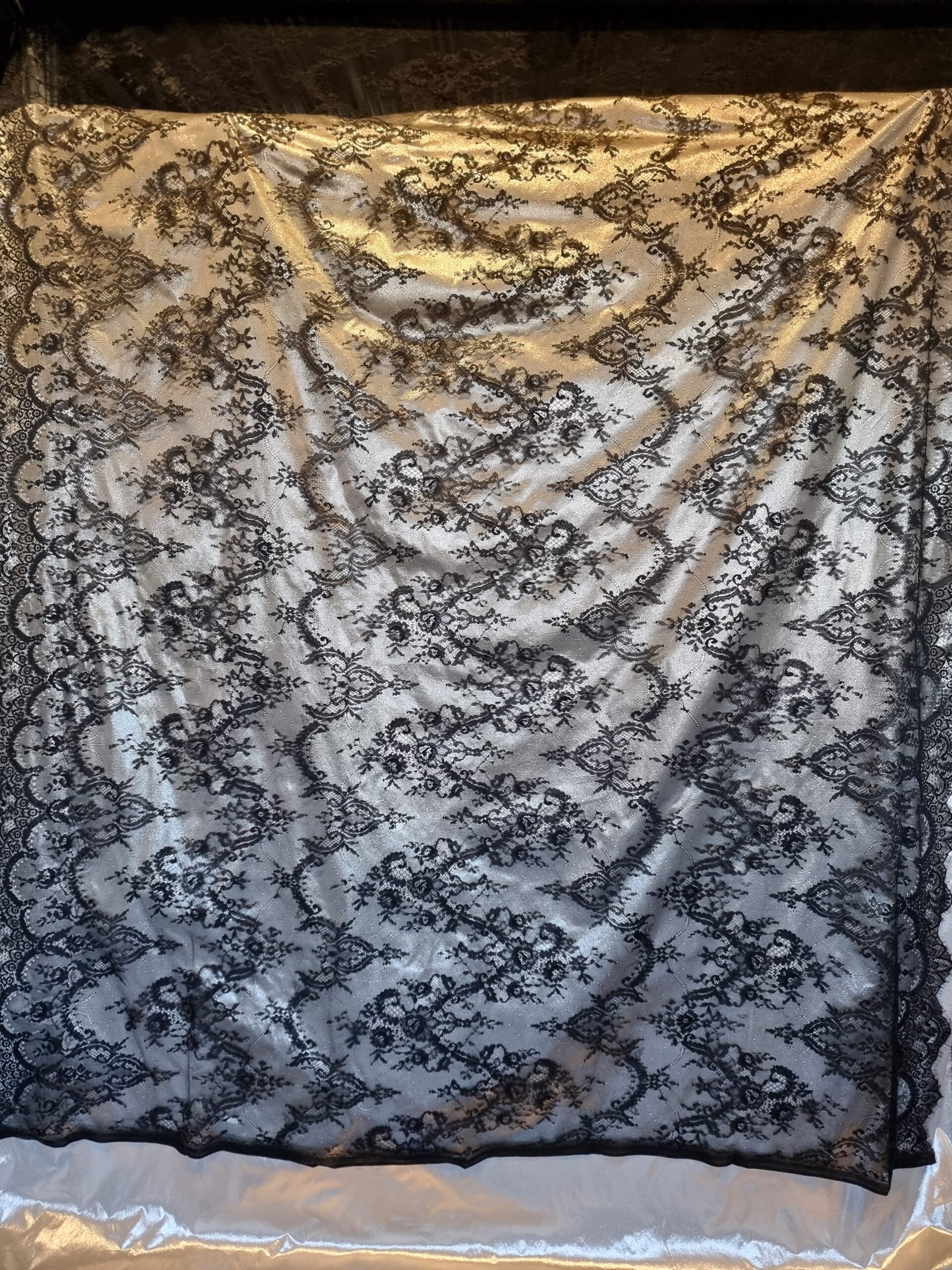 Dantela mixta tip Chantilly cu model floral si borduri laterale finite, Negru - imagine 11