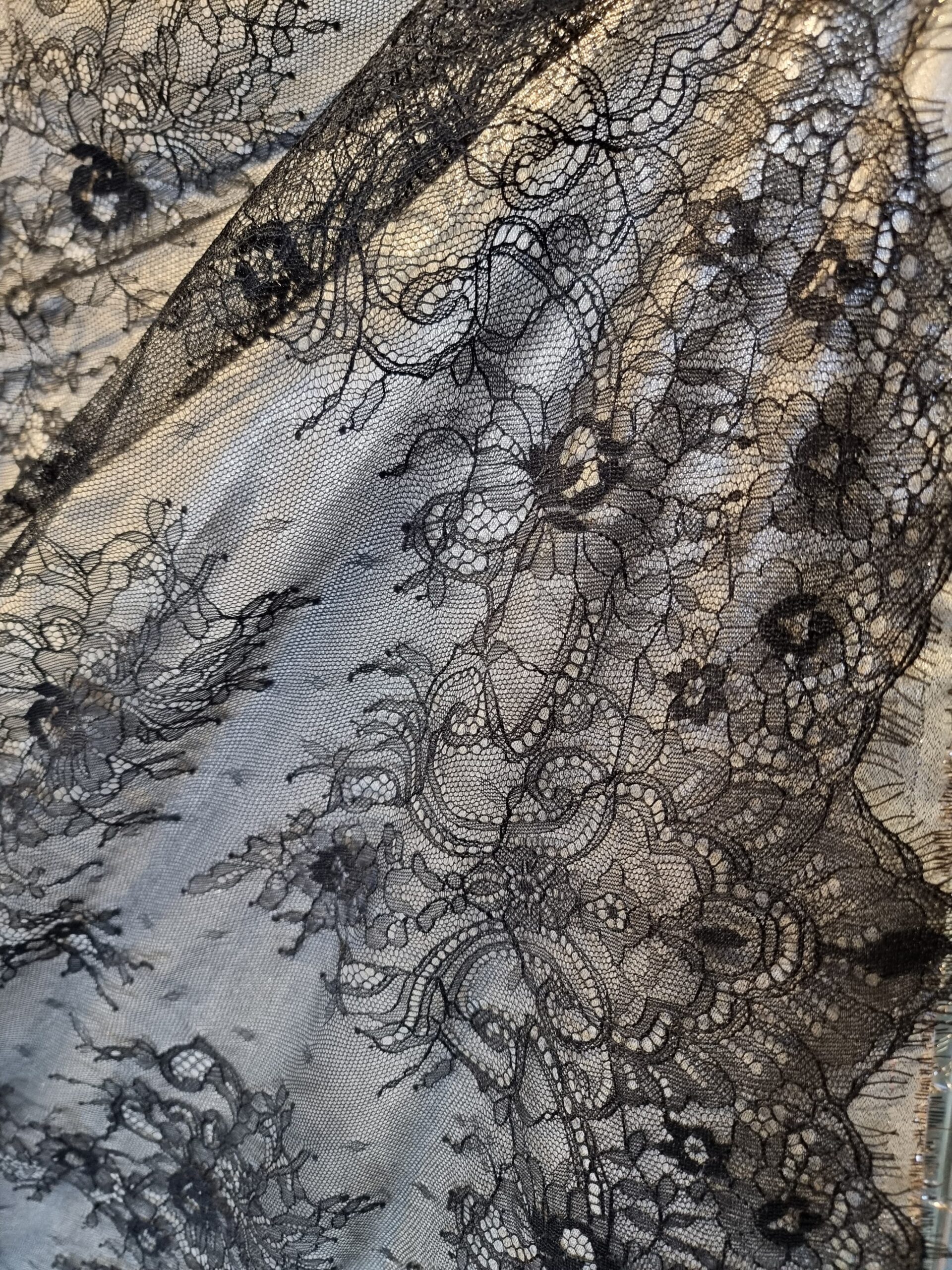 Dantela mixta tip Chantilly cu model floral si borduri laterale finite, Negru