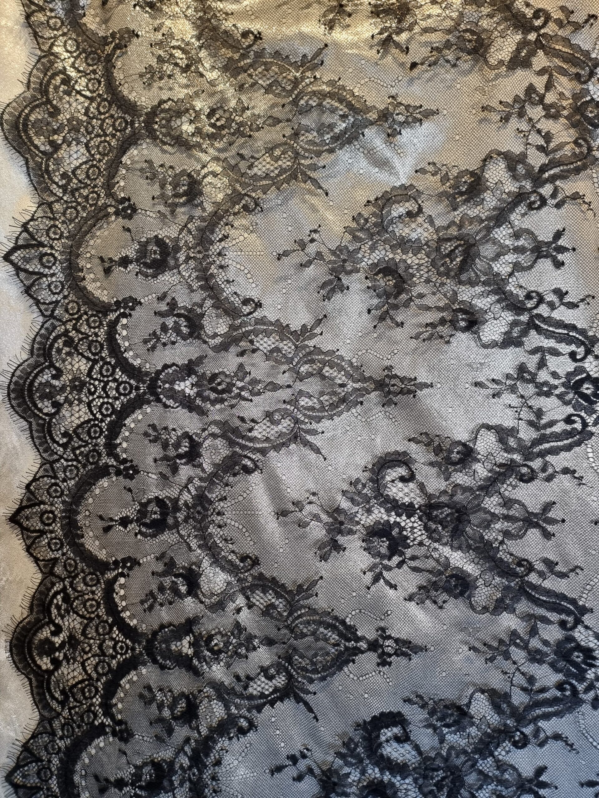 Dantela mixta tip Chantilly cu model floral si borduri laterale finite, Negru - imagine 3