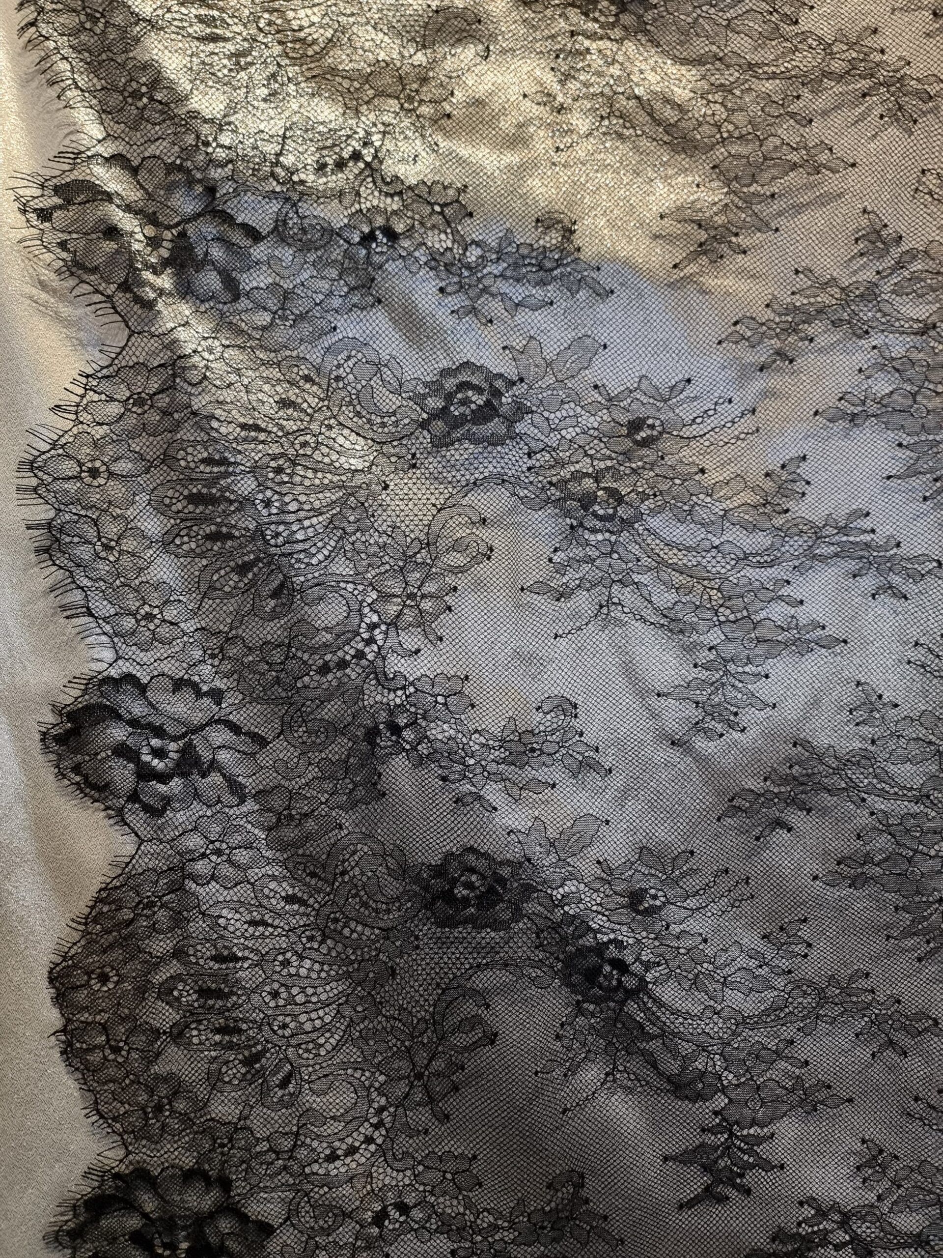 Dantela mixta tip Chantilly cu model floral si borduri laterale finite, Negru - imagine 3