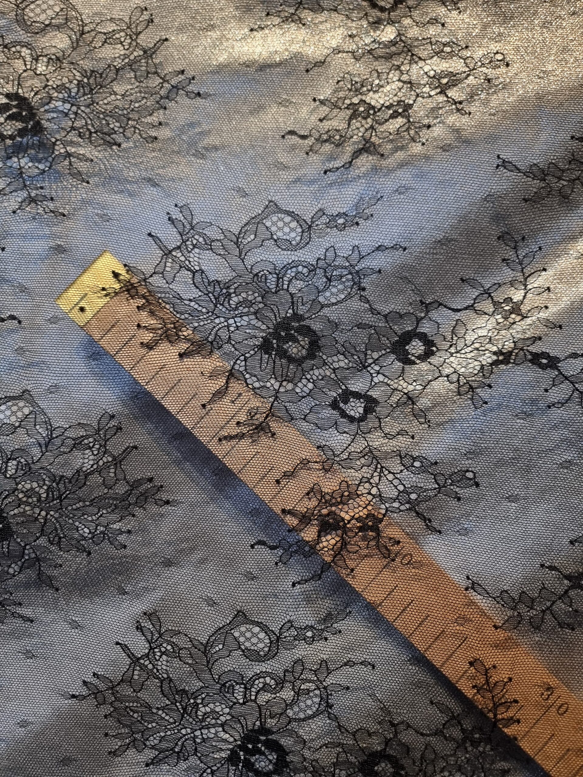 Dantela mixta tip Chantilly cu model floral si borduri laterale finite, Negru - imagine 4