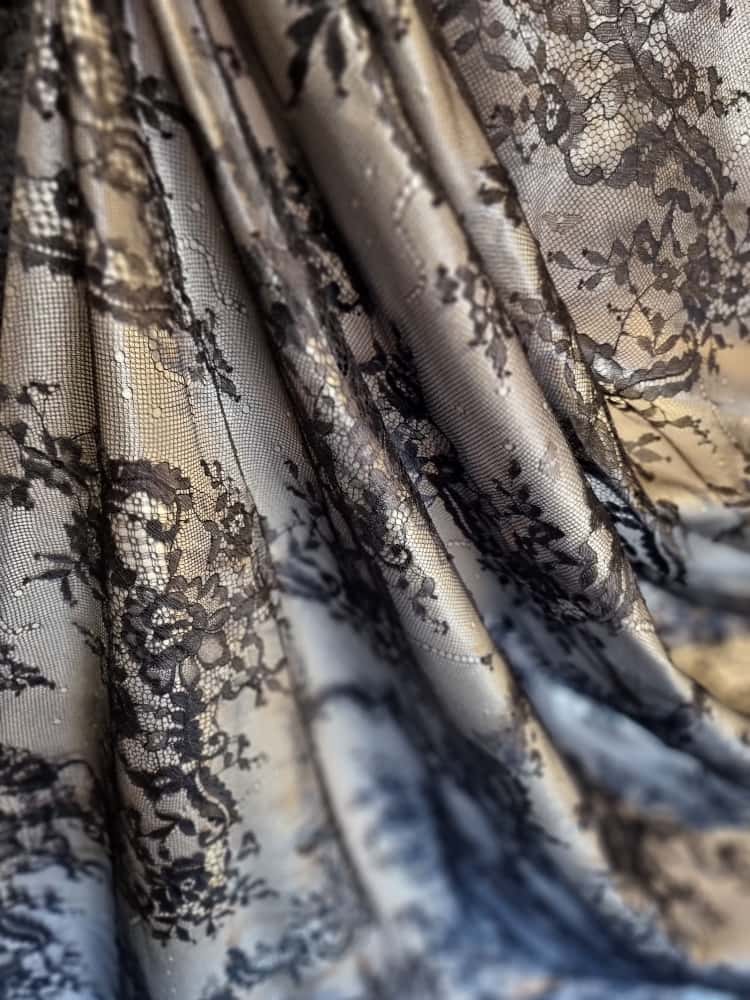 Dantela mixta tip Chantilly cu model floral si borduri laterale finite, Negru - imagine 4