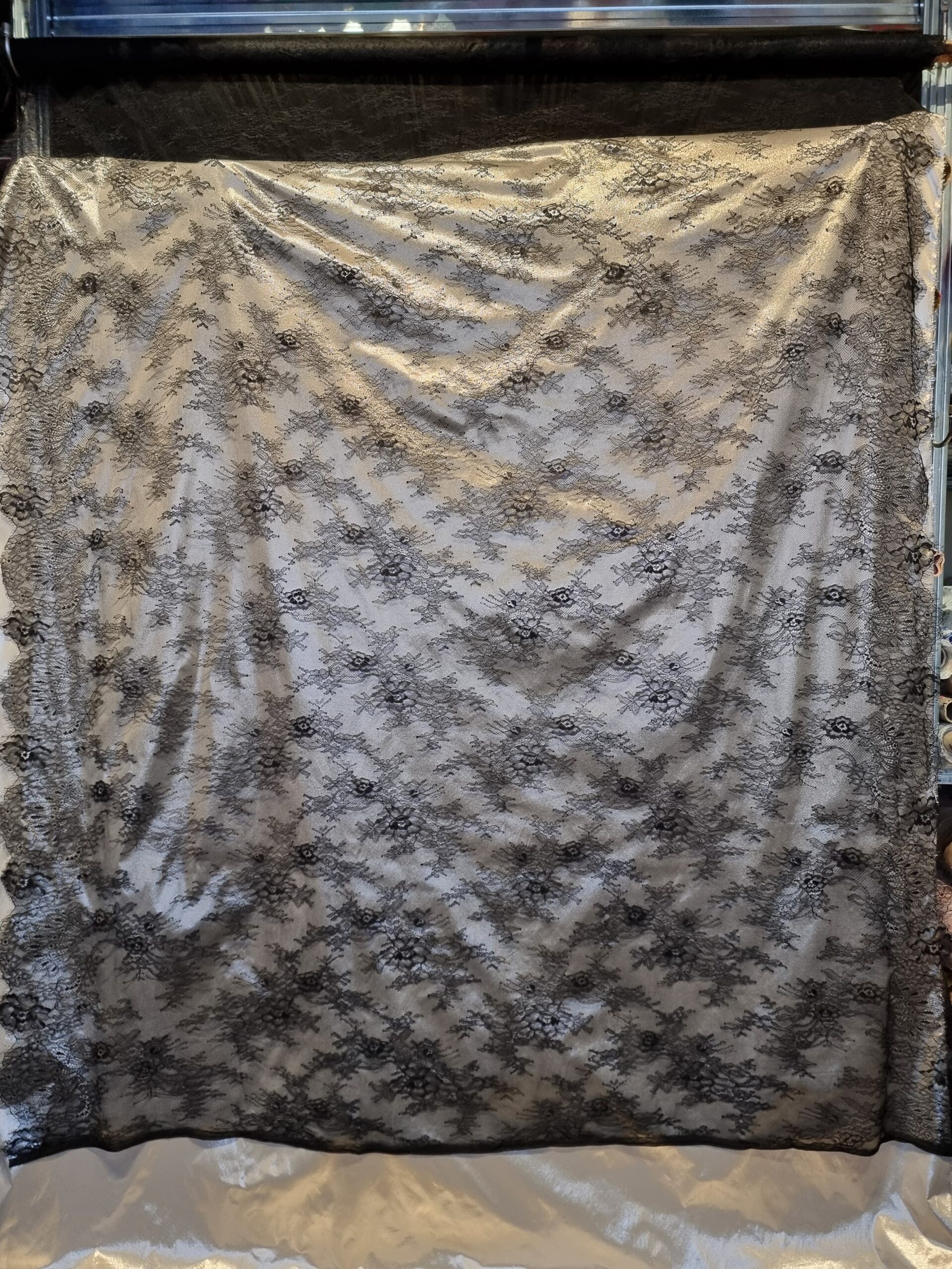 Dantela mixta tip Chantilly cu model floral si borduri laterale finite, Negru - imagine 4