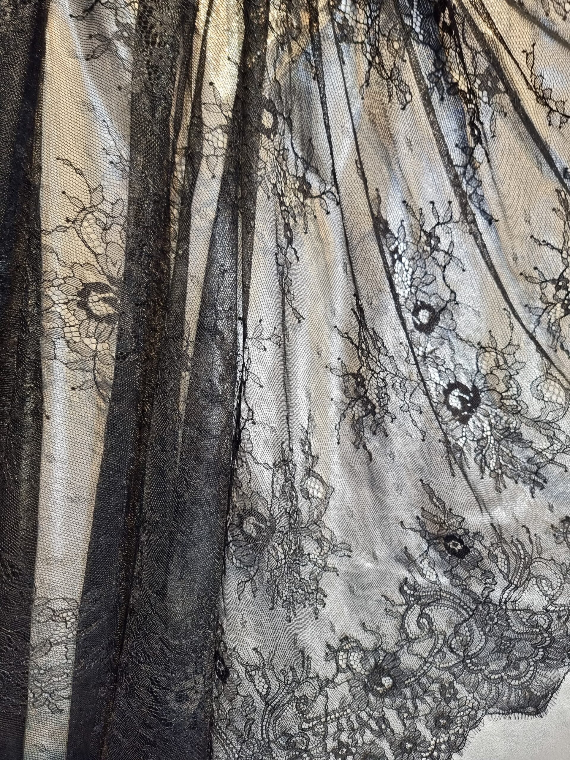 Dantela mixta tip Chantilly cu model floral si borduri laterale finite, Negru - imagine 5