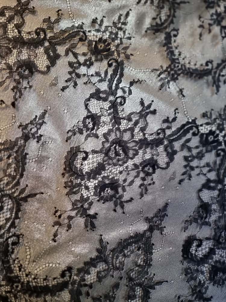 Dantela mixta tip Chantilly cu model floral si borduri laterale finite, Negru - imagine 5