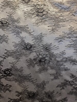 Dantela mixta tip Chantilly cu model floral si borduri laterale finite, Negru