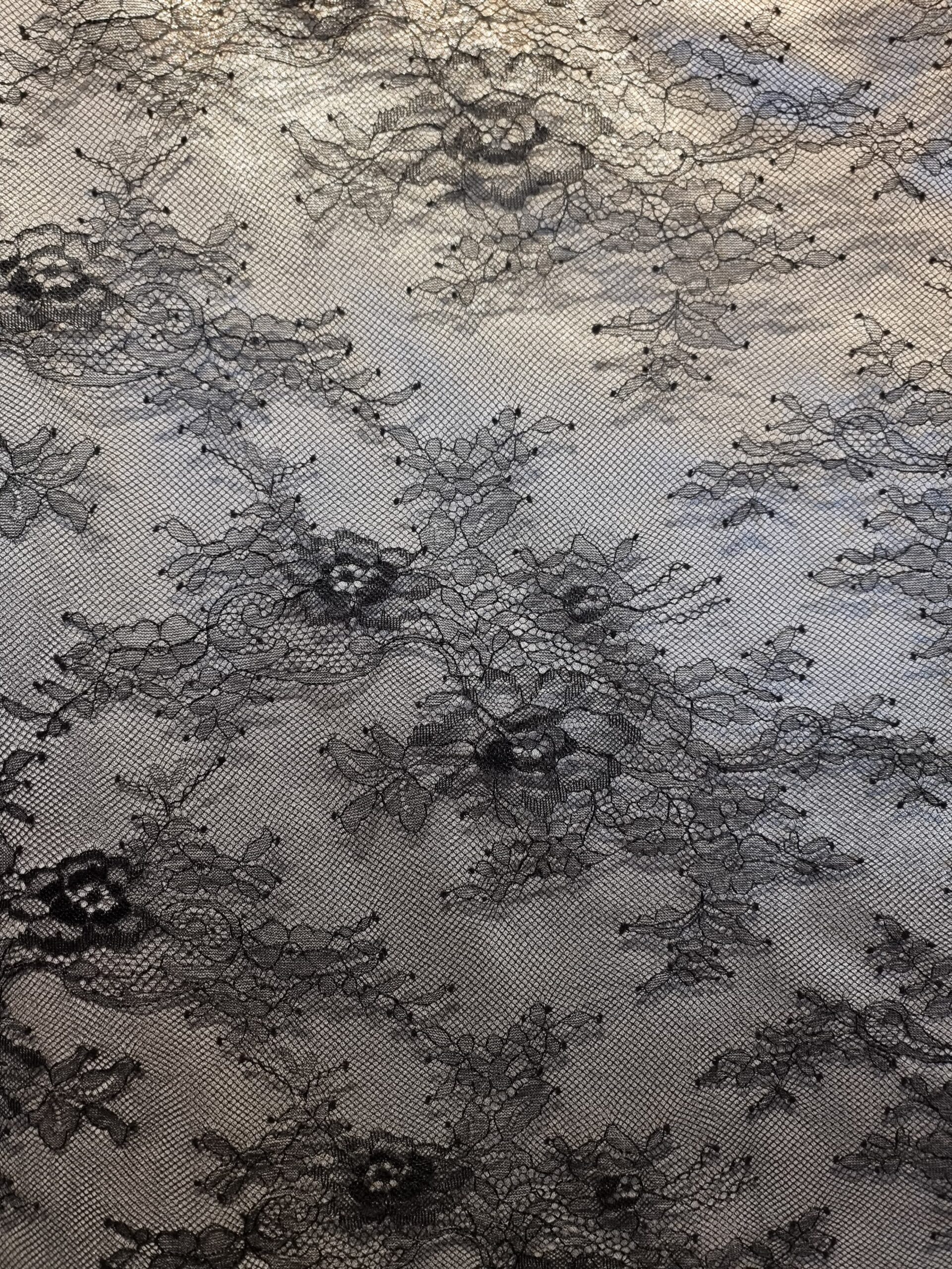 Dantela mixta tip Chantilly cu model floral si borduri laterale finite, Negru