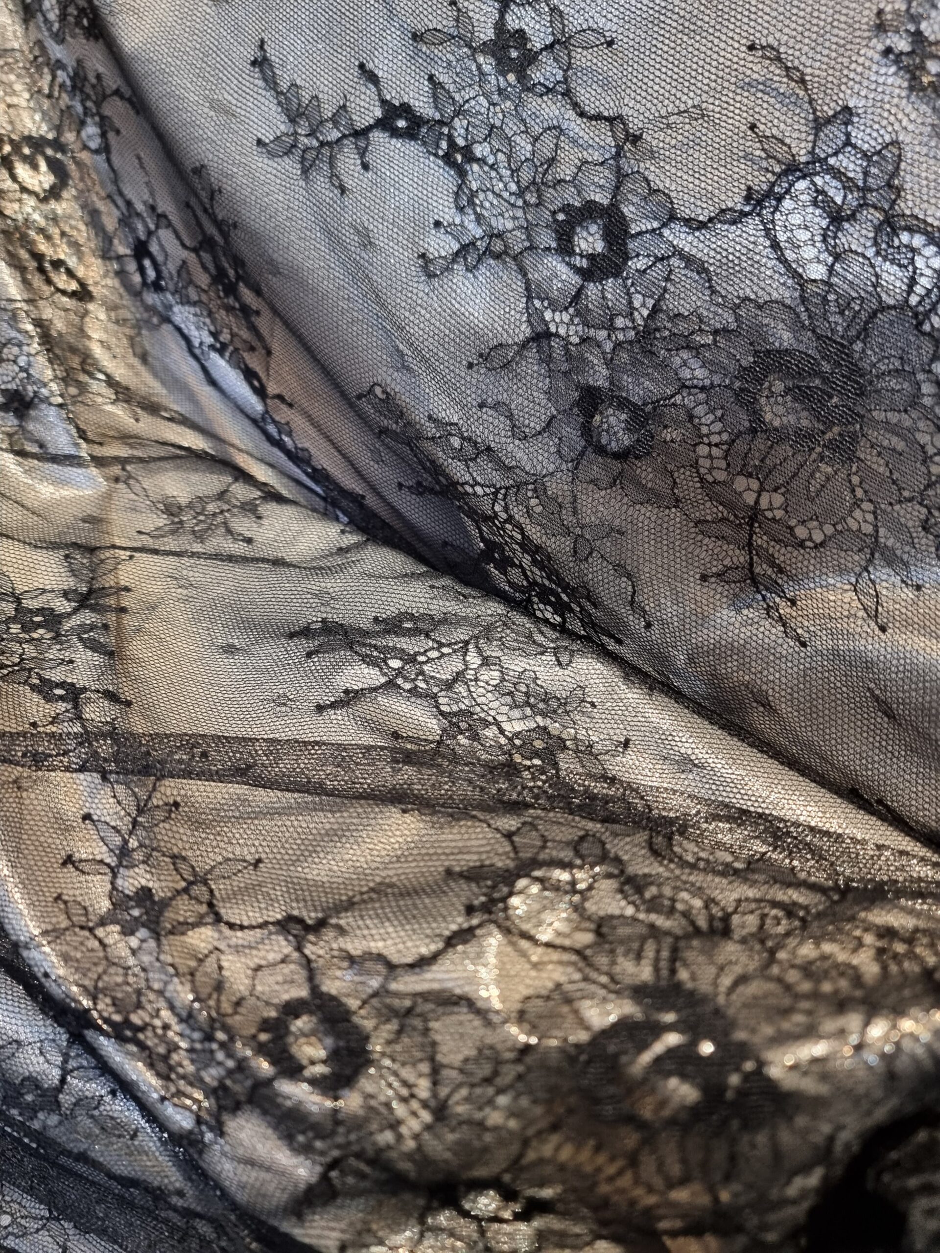 Dantela mixta tip Chantilly cu model floral si borduri laterale finite, Negru - imagine 6