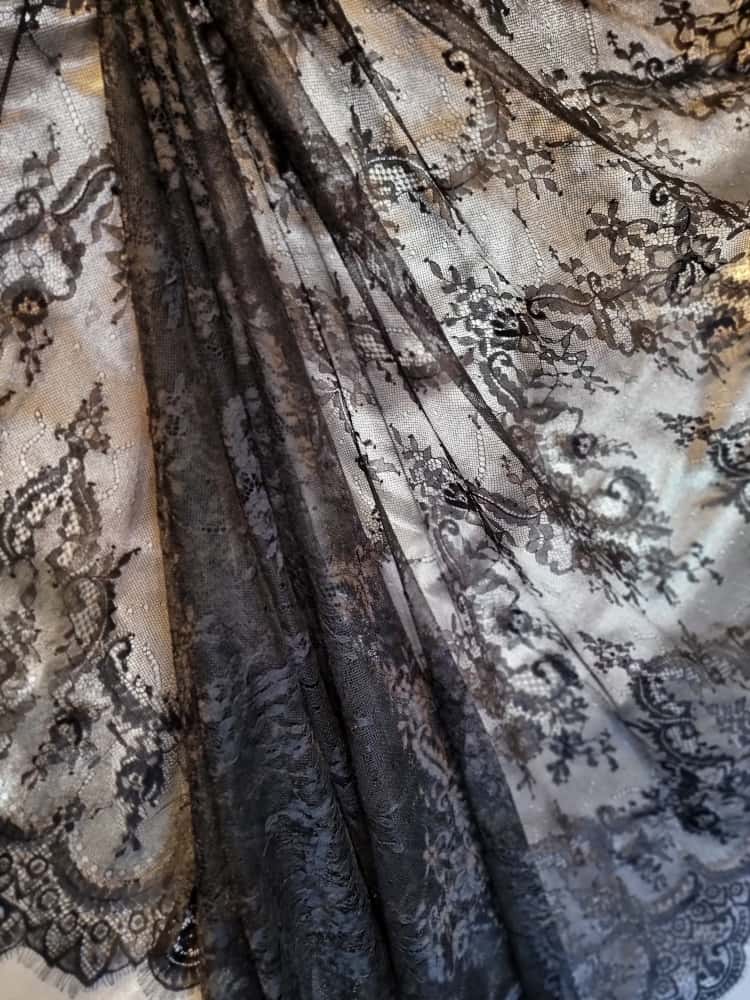 Dantela mixta tip Chantilly cu model floral si borduri laterale finite, Negru - imagine 6