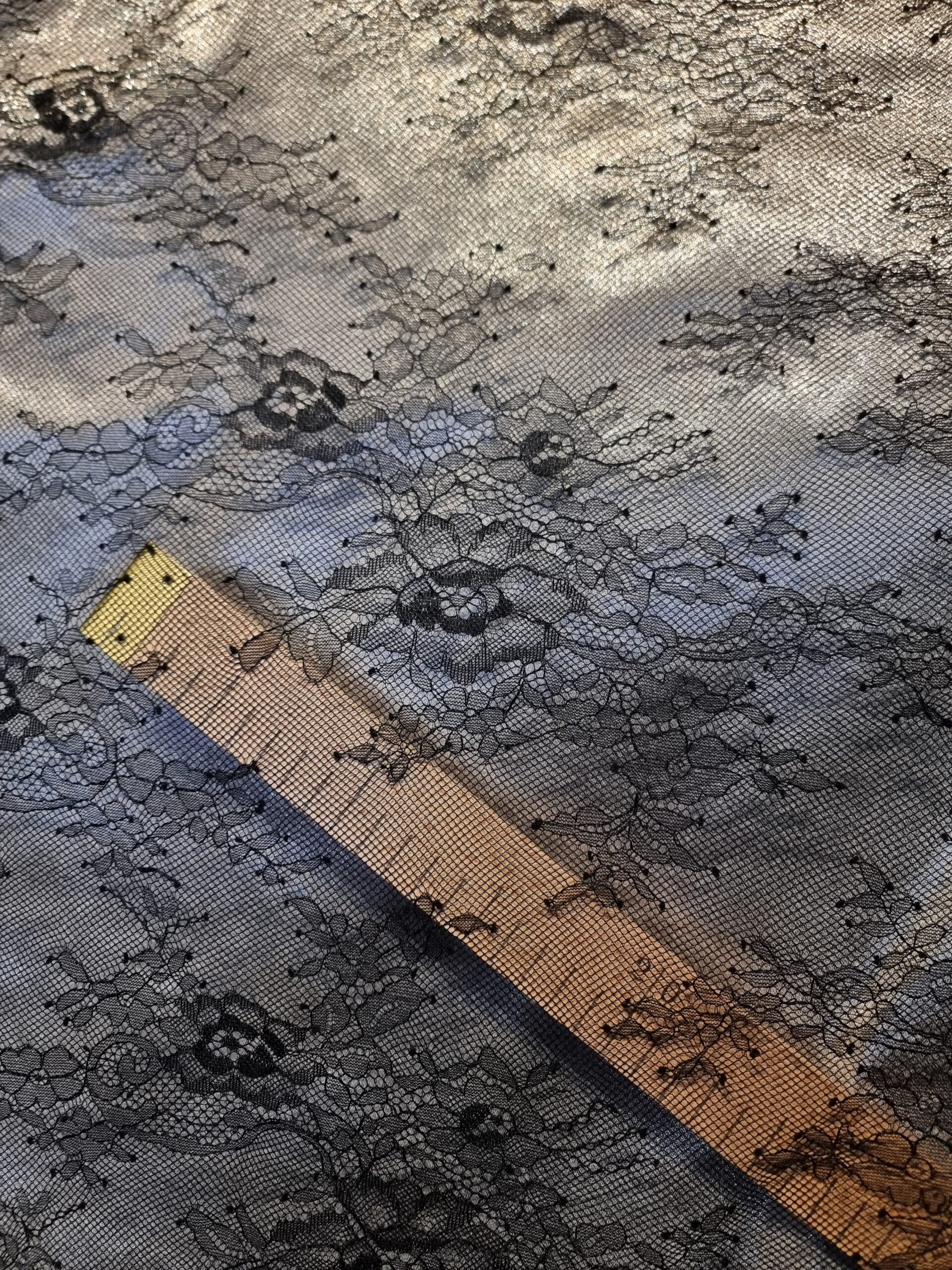 Dantela mixta tip Chantilly cu model floral si borduri laterale finite, Negru - imagine 6