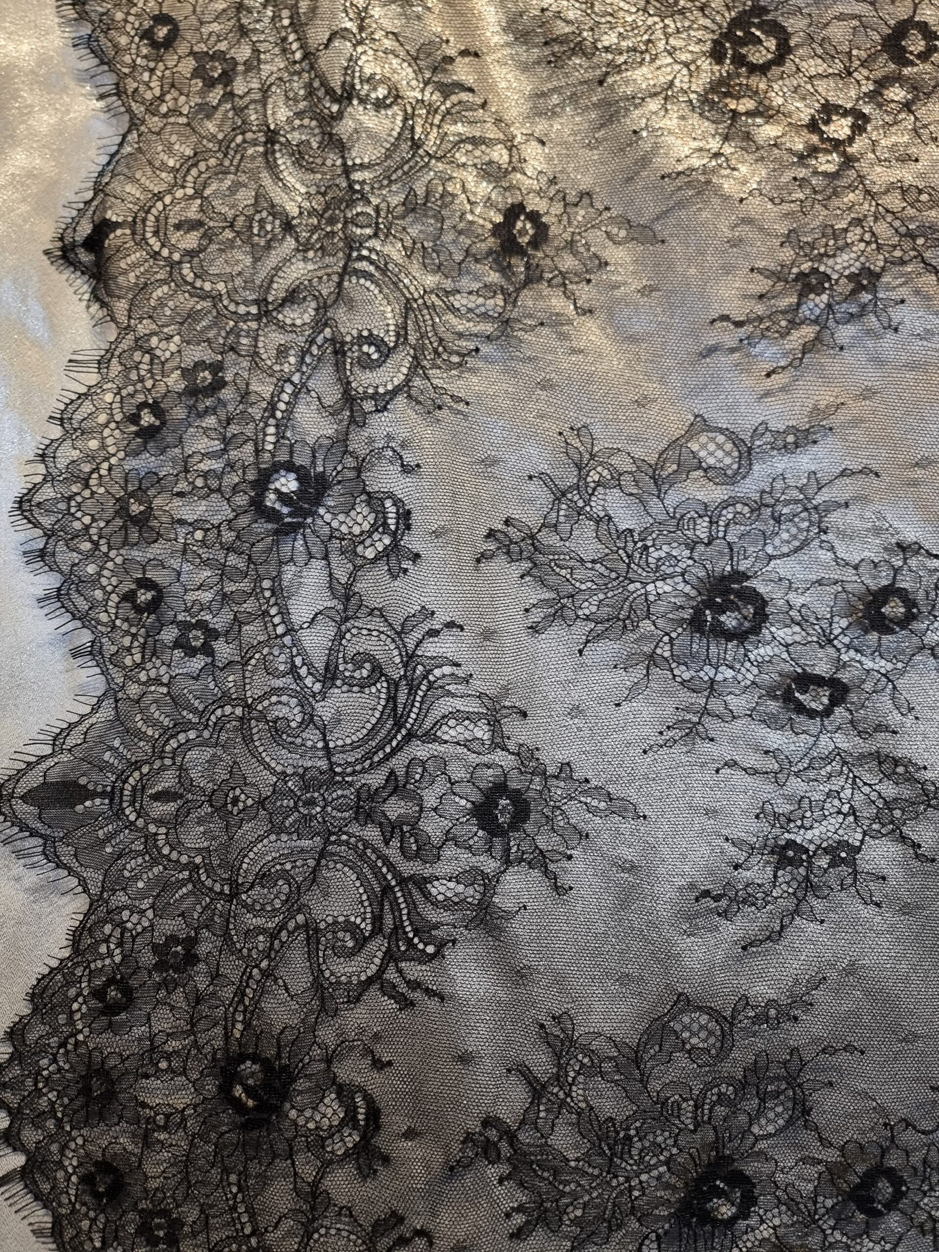 Dantela mixta tip Chantilly cu model floral si borduri laterale finite, Negru - imagine 7
