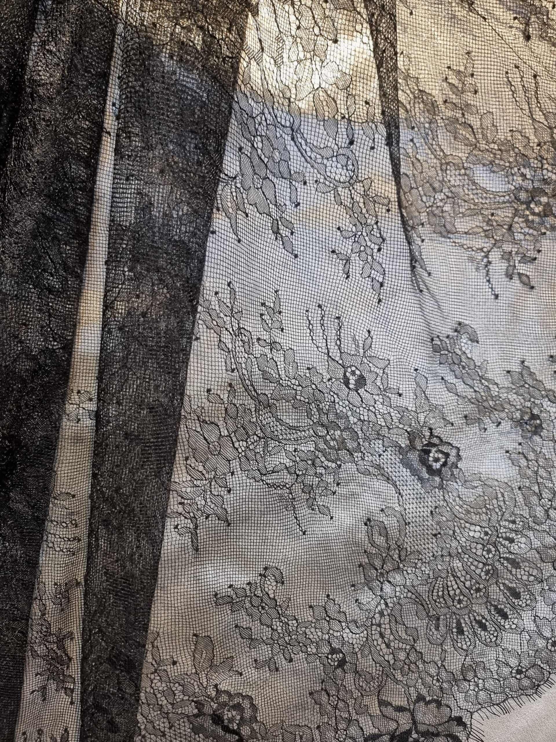 Dantela mixta tip Chantilly cu model floral si borduri laterale finite, Negru - imagine 7