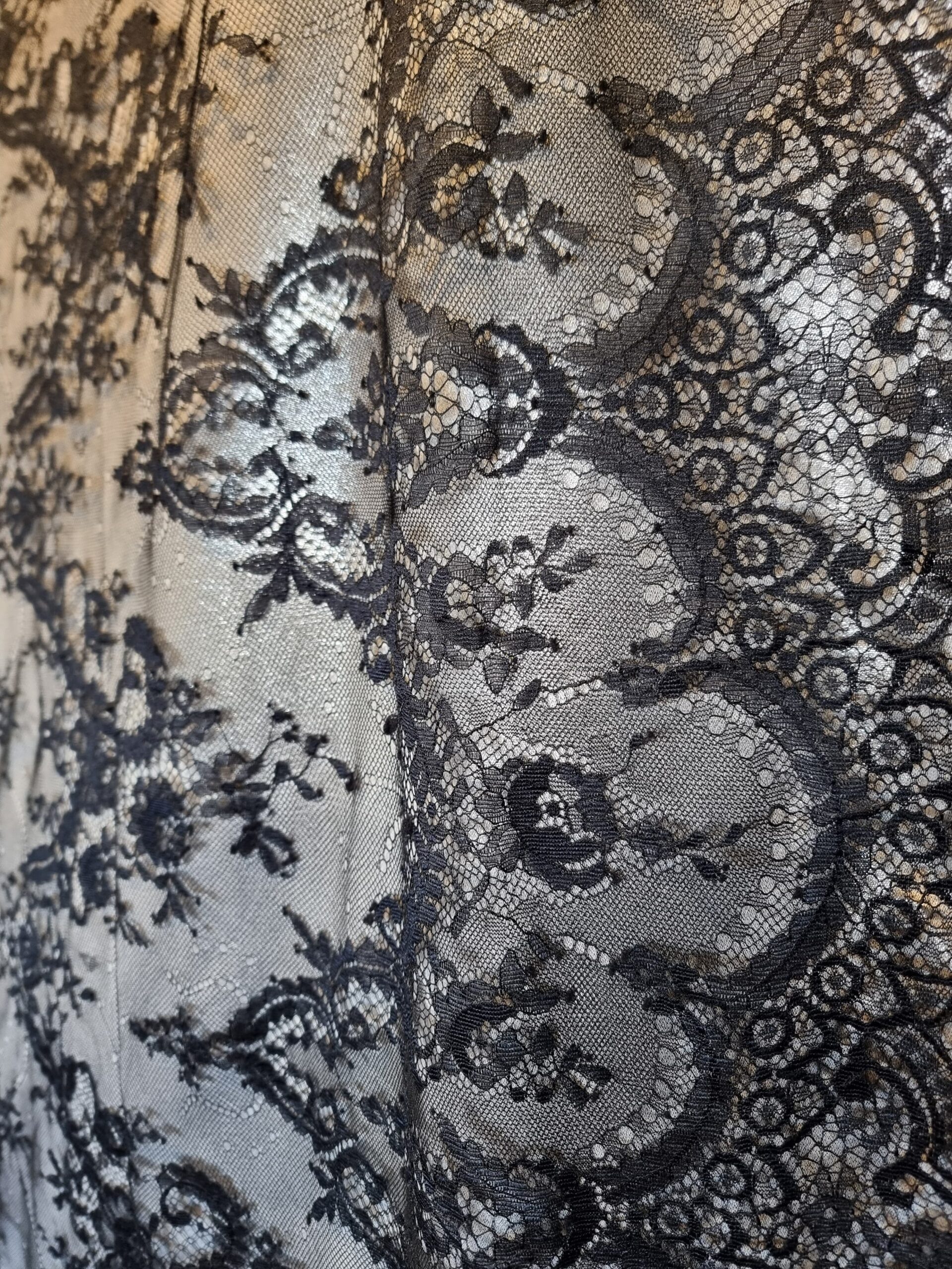 Dantela mixta tip Chantilly cu model floral si borduri laterale finite, Negru - imagine 8