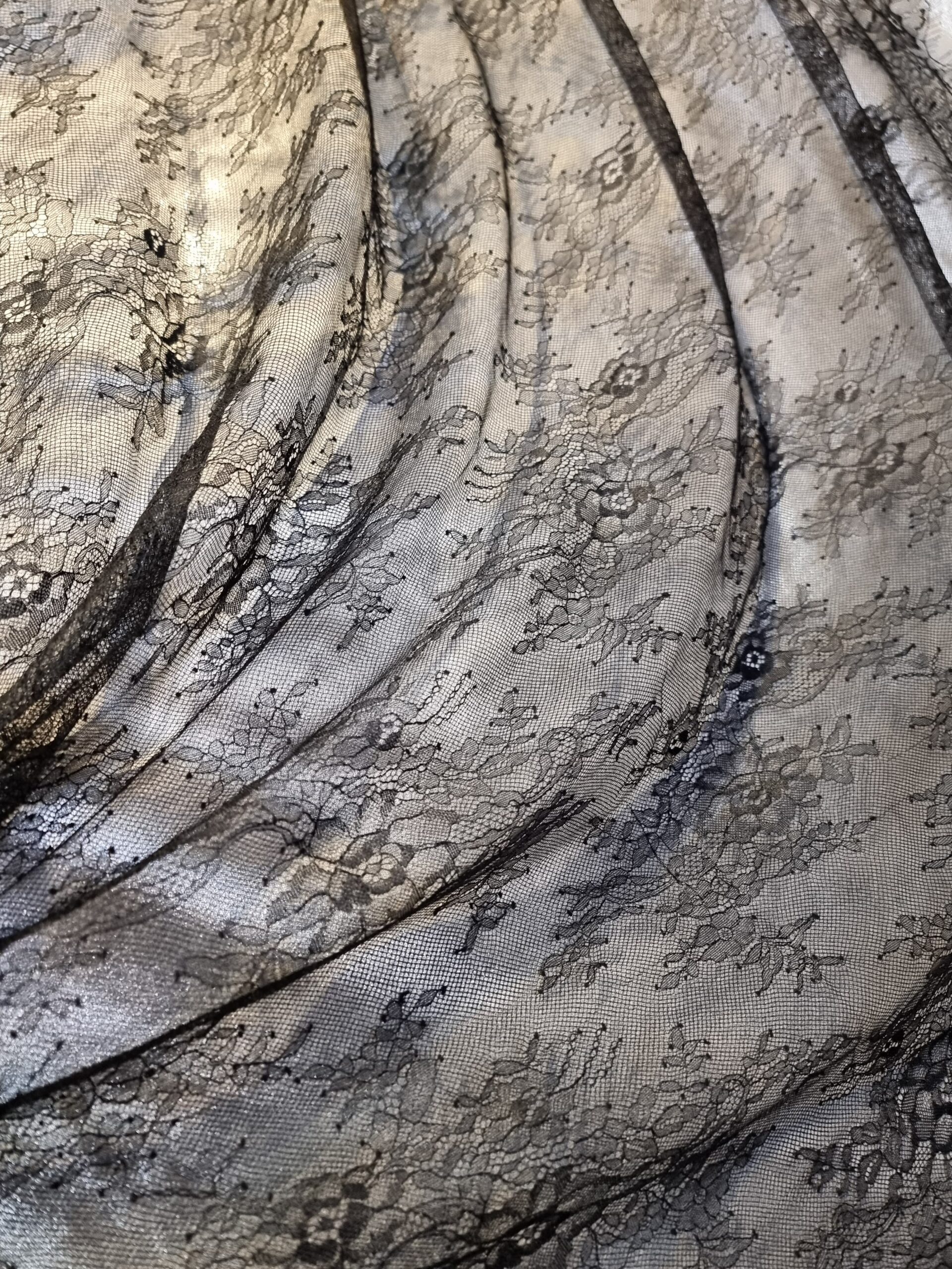 Dantela mixta tip Chantilly cu model floral si borduri laterale finite, Negru - imagine 8