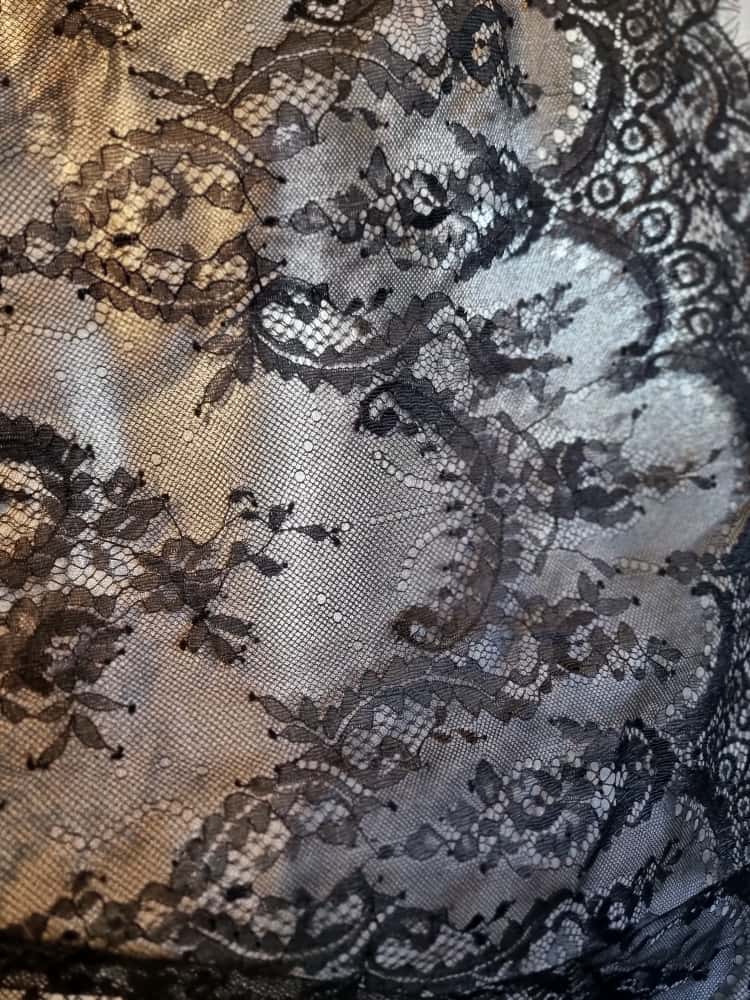 Dantela mixta tip Chantilly cu model floral si borduri laterale finite, Negru - imagine 9