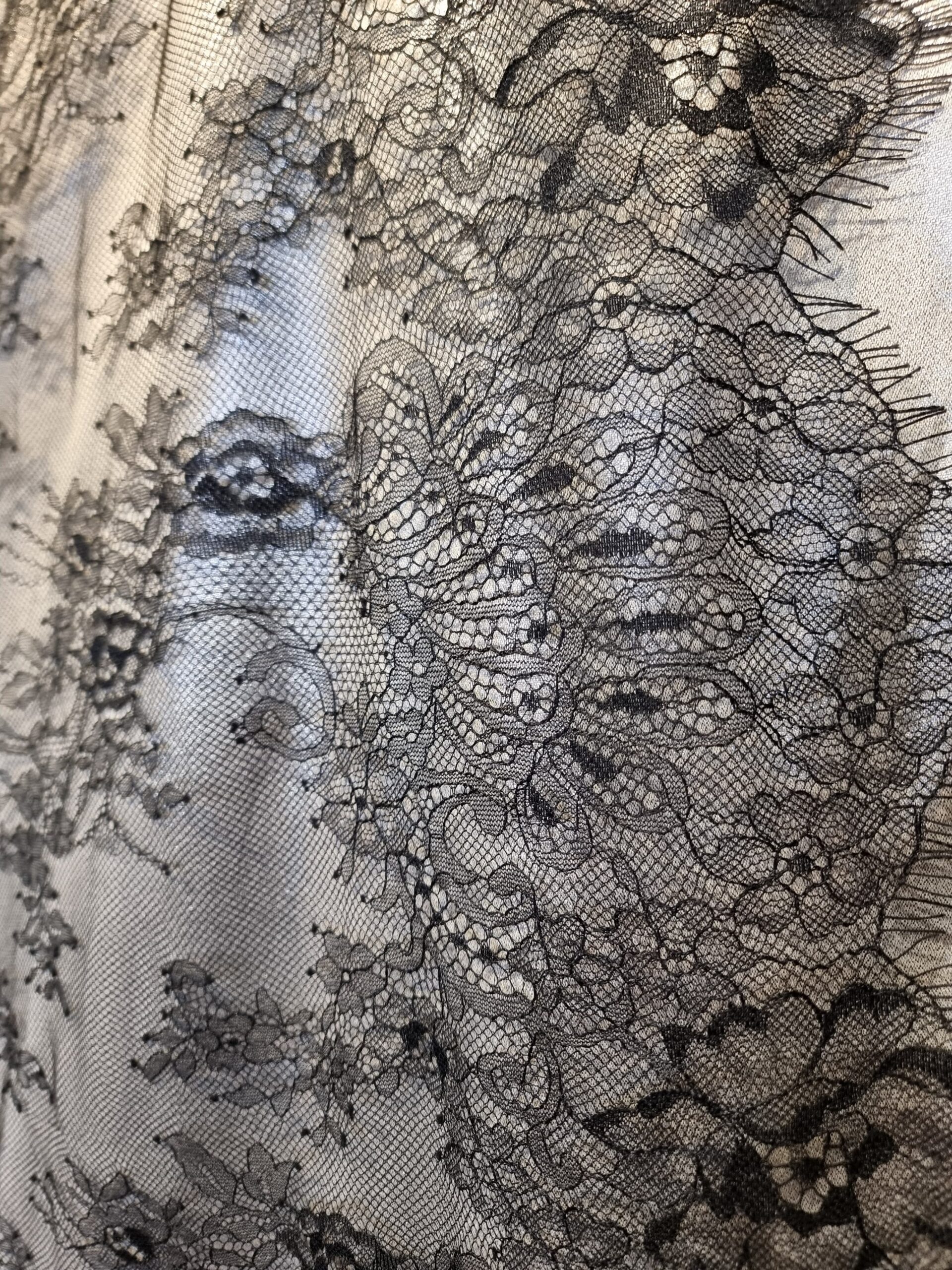 Dantela mixta tip Chantilly cu model floral si borduri laterale finite, Negru - imagine 9