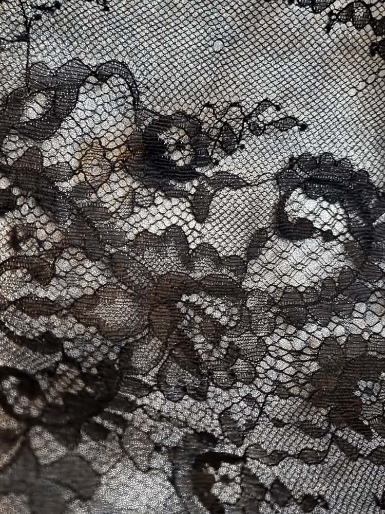 Dantela mixta tip Chantilly cu model floral si borduri laterale finite, Negru - imagine 10