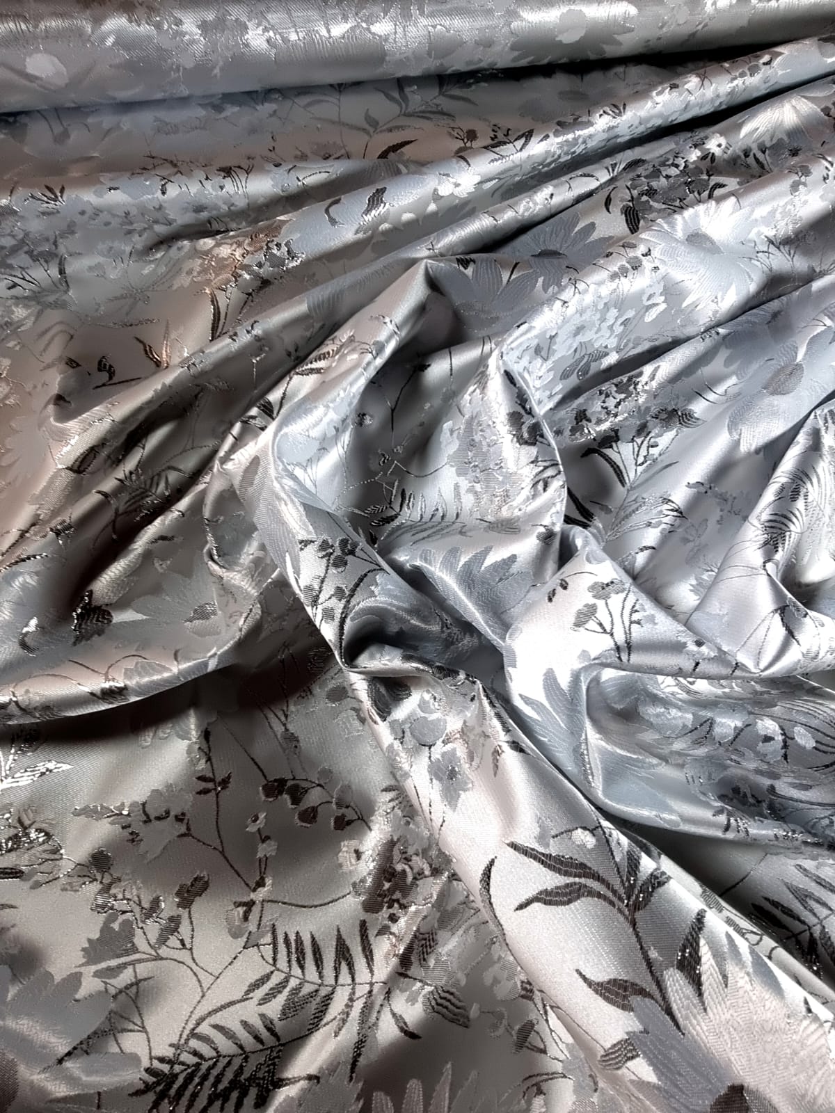 Tesatura Jacquard - model cu flori schițate, Alb optic / Argintiu - imagine 7