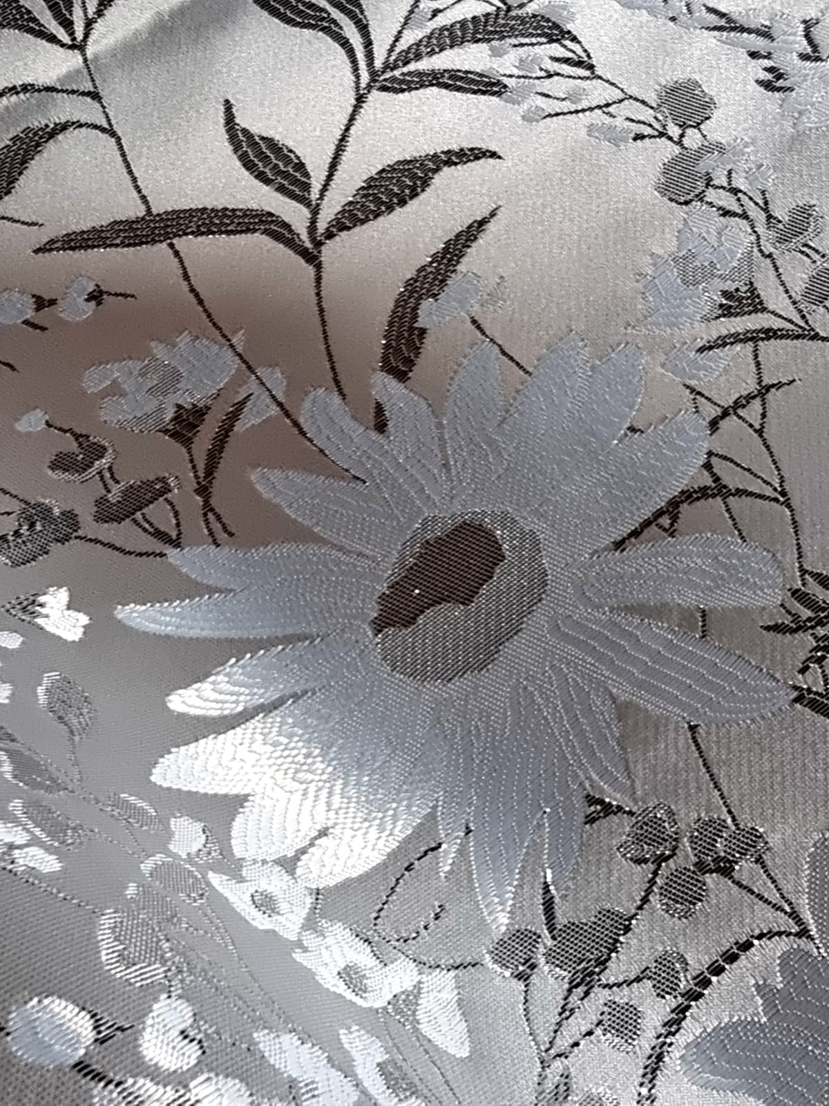 Tesatura Jacquard - model cu flori schițate, Alb optic / Argintiu - imagine 4