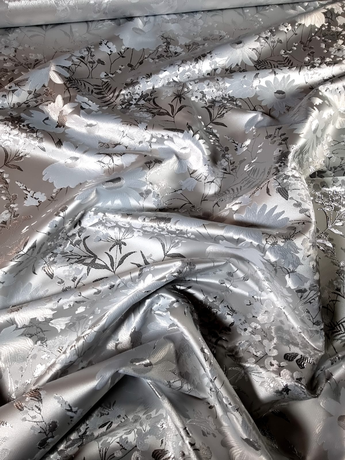 Tesatura Jacquard - model cu flori schițate, Alb optic / Argintiu