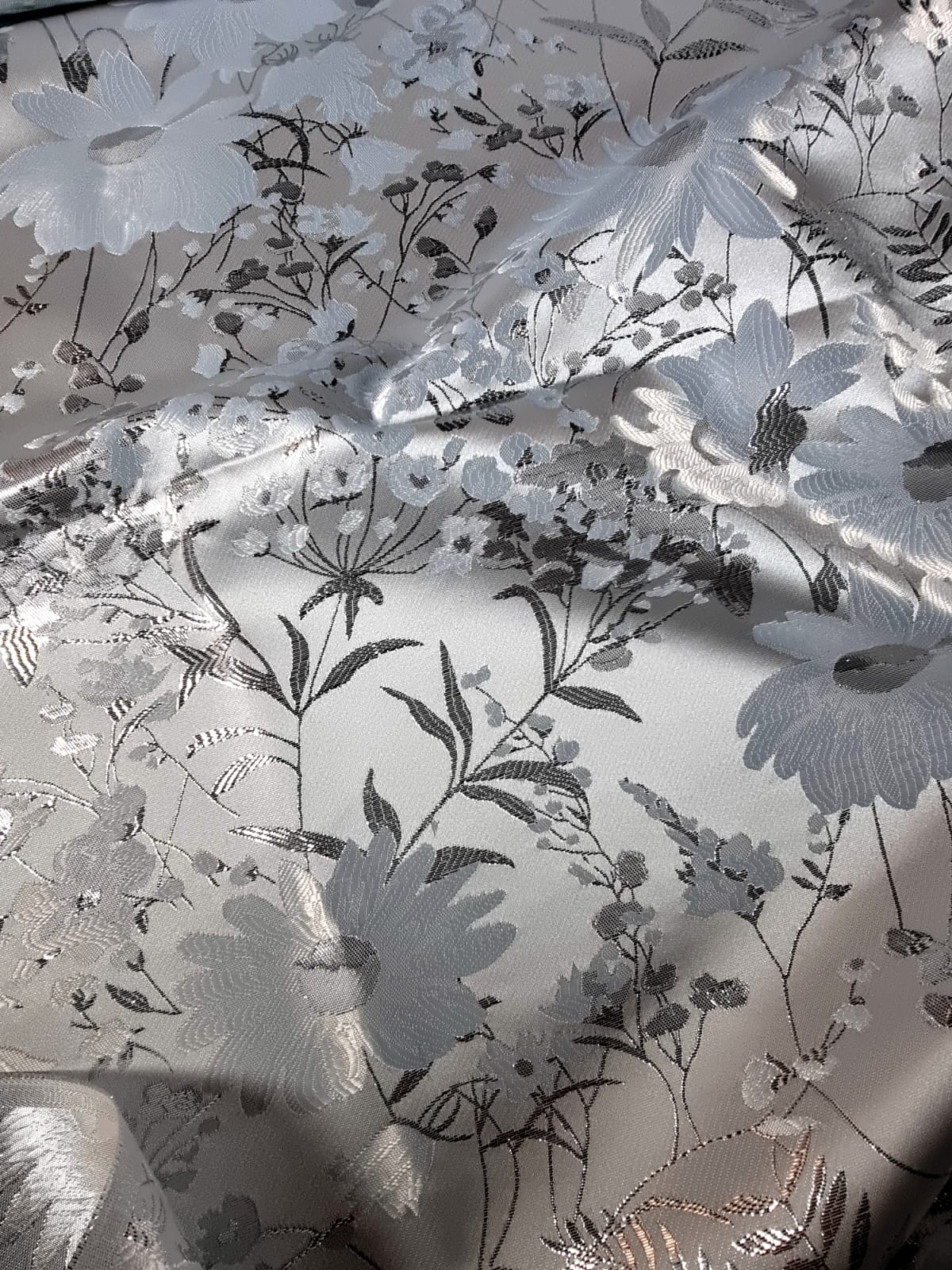 Tesatura Jacquard - model cu flori schițate, Alb optic / Argintiu - imagine 9