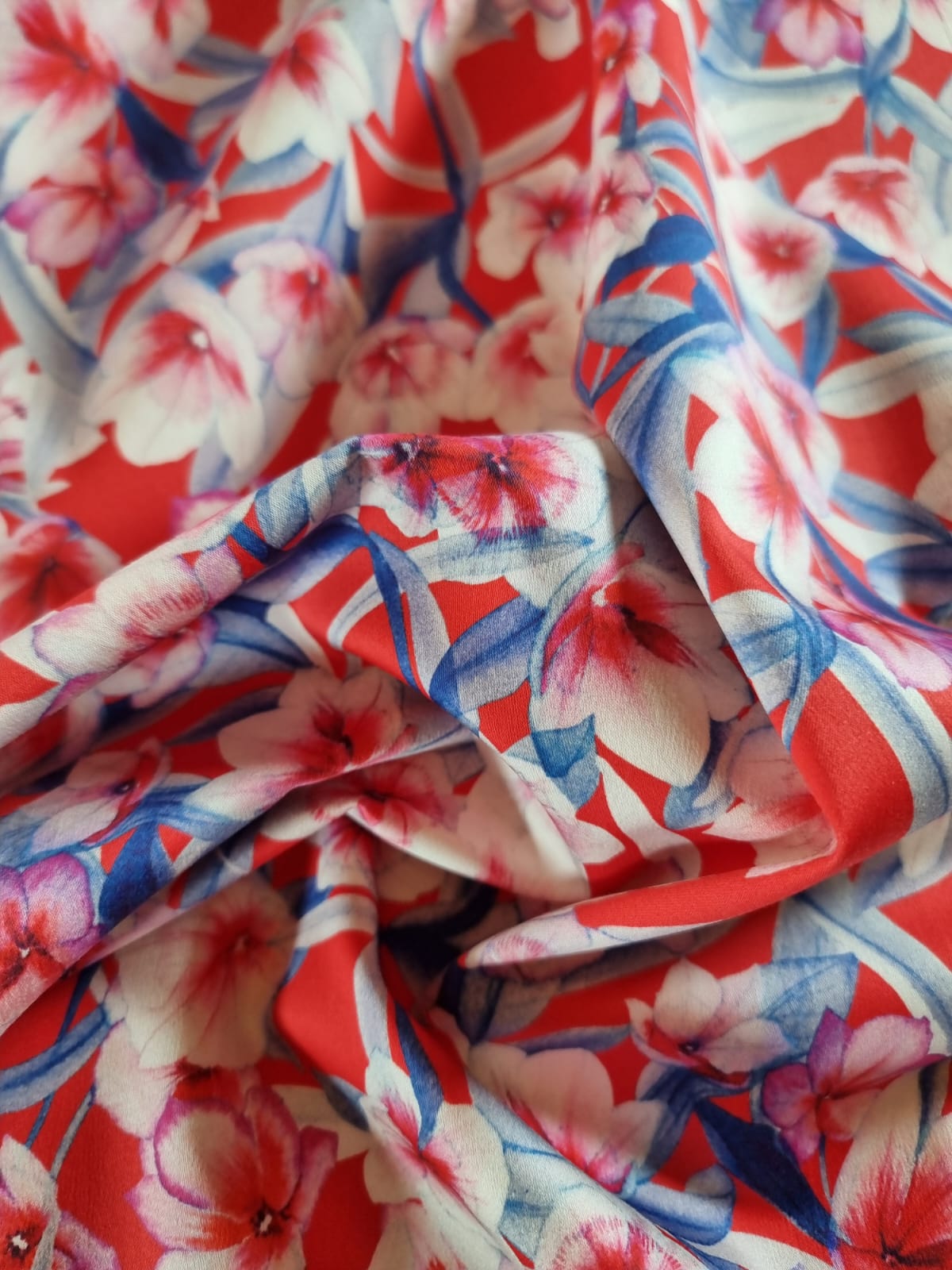 Tesatura mixtă din bumbac cu viscoza - design floral, Alb / Roșu / Albastru - imagine 9