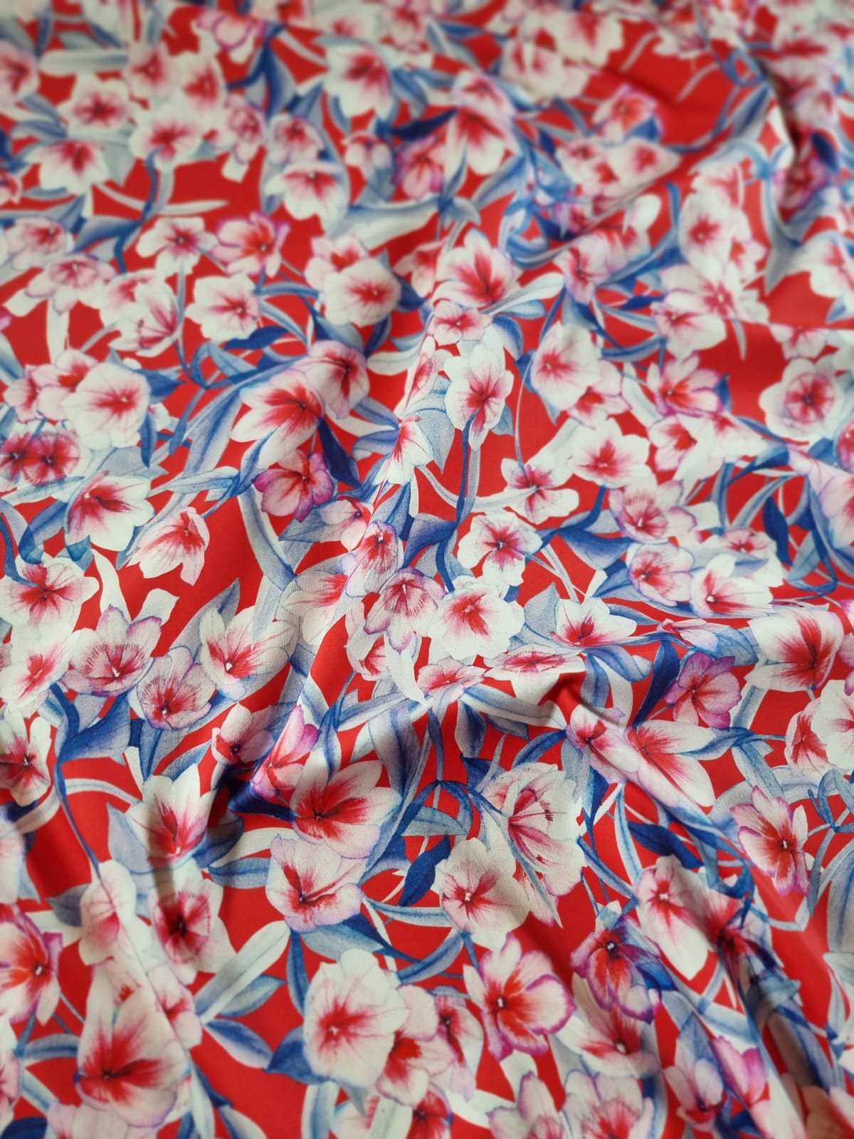 Tesatura mixtă din bumbac cu viscoza - design floral, Alb / Roșu / Albastru - imagine 8