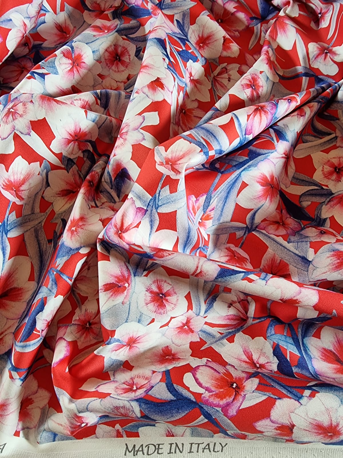 Tesatura mixtă din bumbac cu viscoza - design floral, Alb / Roșu / Albastru - imagine 7