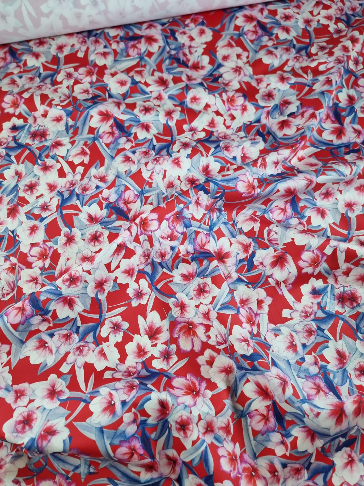 Tesatura mixtă din bumbac cu viscoza - design floral, Alb / Roșu / Albastru