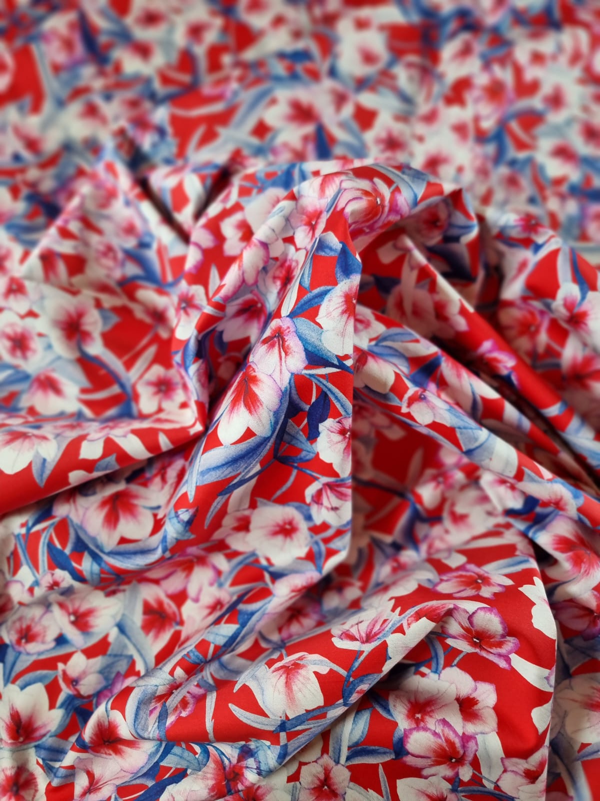 Tesatura mixtă din bumbac cu viscoza - design floral, Alb / Roșu / Albastru - imagine 2