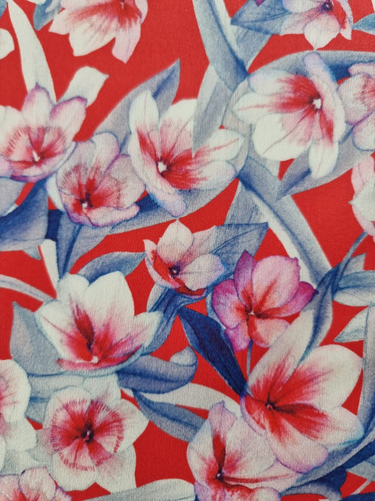 Tesatura mixtă din bumbac cu viscoza - design floral, Alb / Roșu / Albastru - imagine 4