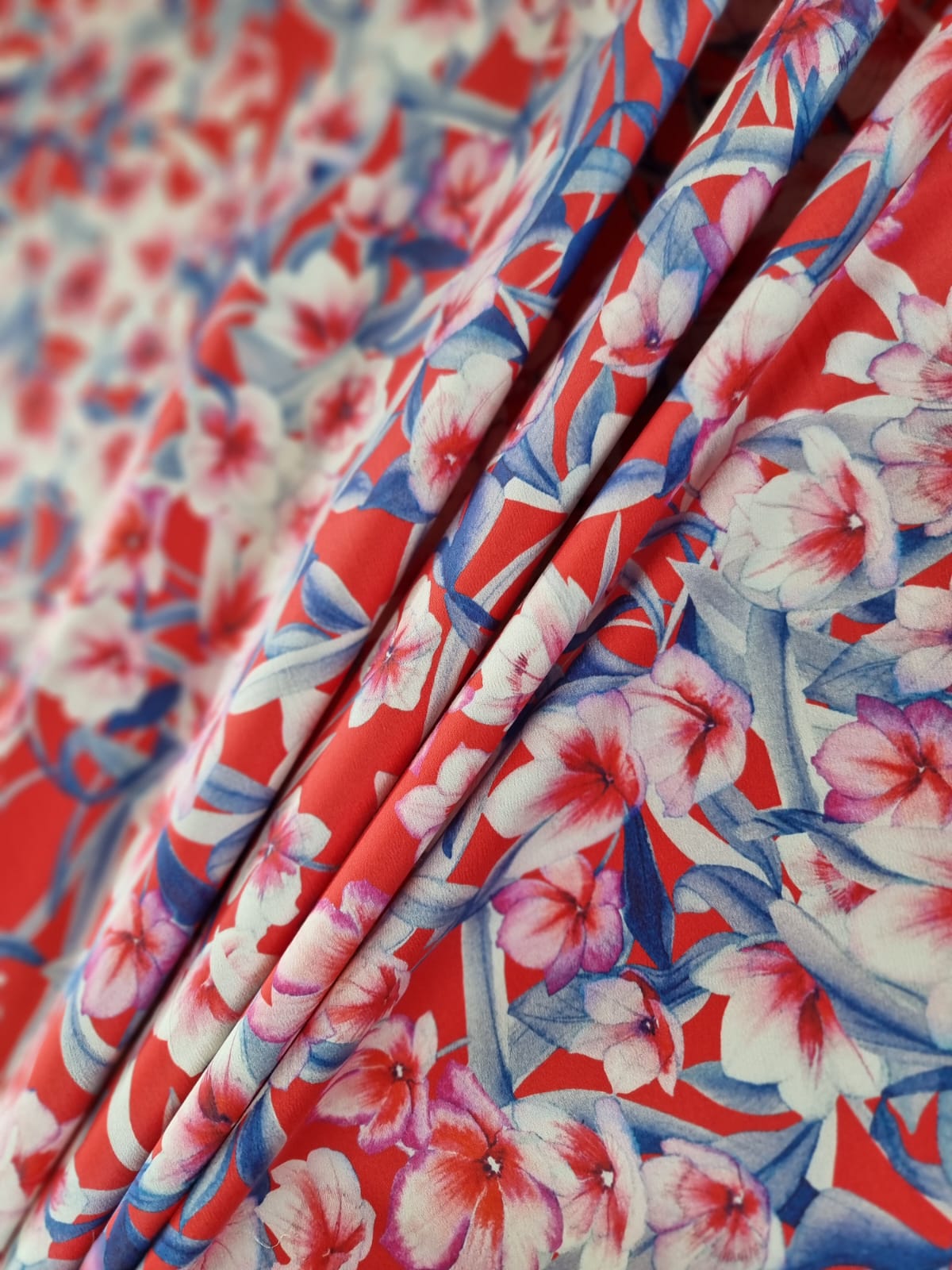 Tesatura mixtă din bumbac cu viscoza - design floral, Alb / Roșu / Albastru - imagine 6