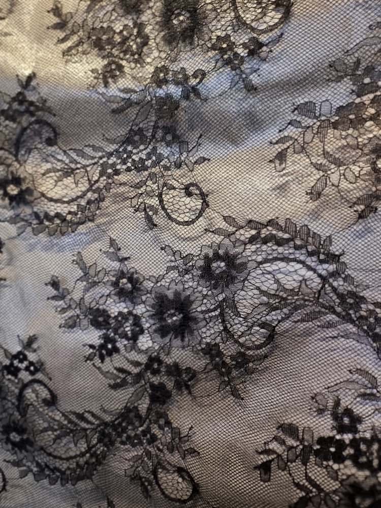 Dantela mixta tip Chantilly cu model floral si borduri laterale finite, Negru - imagine 2