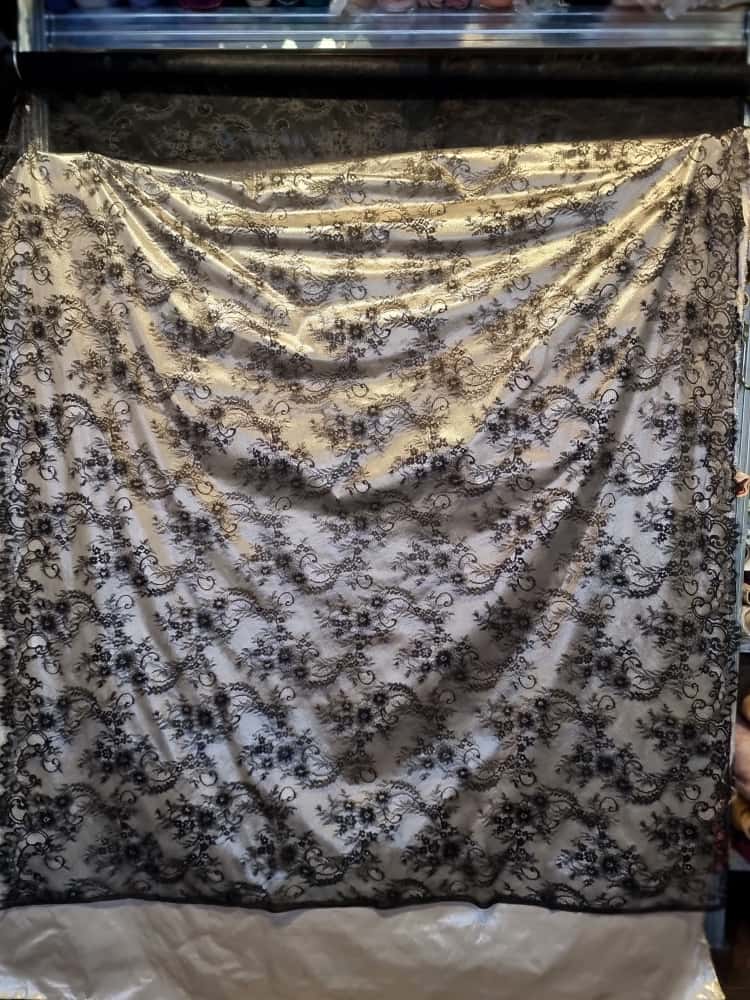 Dantela mixta tip Chantilly cu model floral si borduri laterale finite, Negru - imagine 3