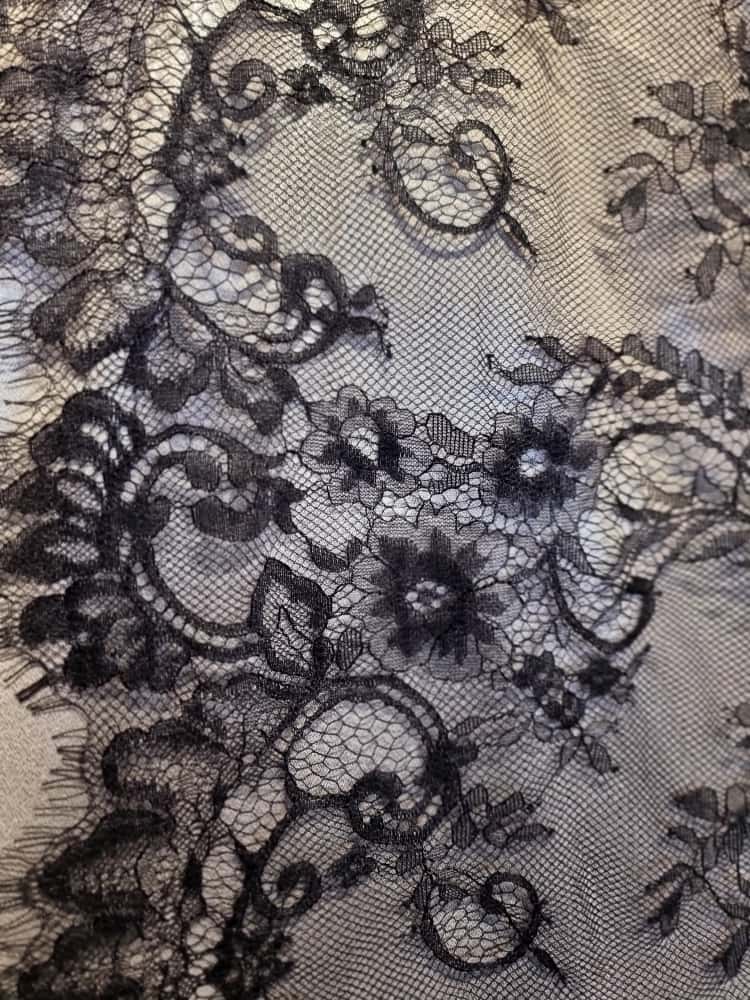 Dantela mixta tip Chantilly cu model floral si borduri laterale finite, Negru - imagine 4