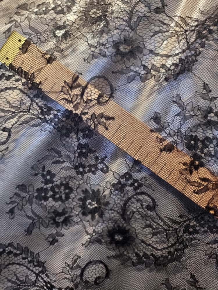 Dantela mixta tip Chantilly cu model floral si borduri laterale finite, Negru - imagine 5