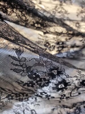 Dantela mixta tip Chantilly cu model floral si borduri laterale finite, Negru