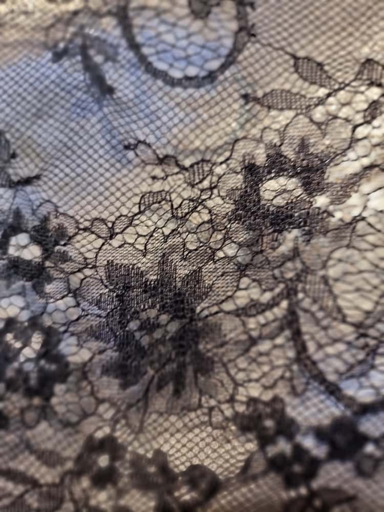 Dantela mixta tip Chantilly cu model floral si borduri laterale finite, Negru - imagine 8