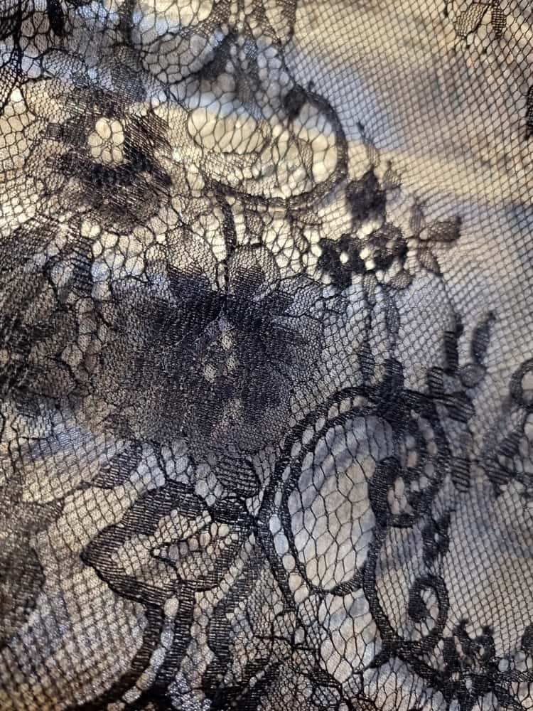 Dantela mixta tip Chantilly cu model floral si borduri laterale finite, Negru - imagine 9