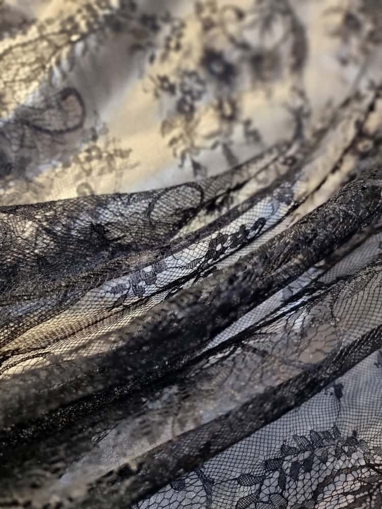 Dantela mixta tip Chantilly cu model floral si borduri laterale finite, Negru - imagine 10