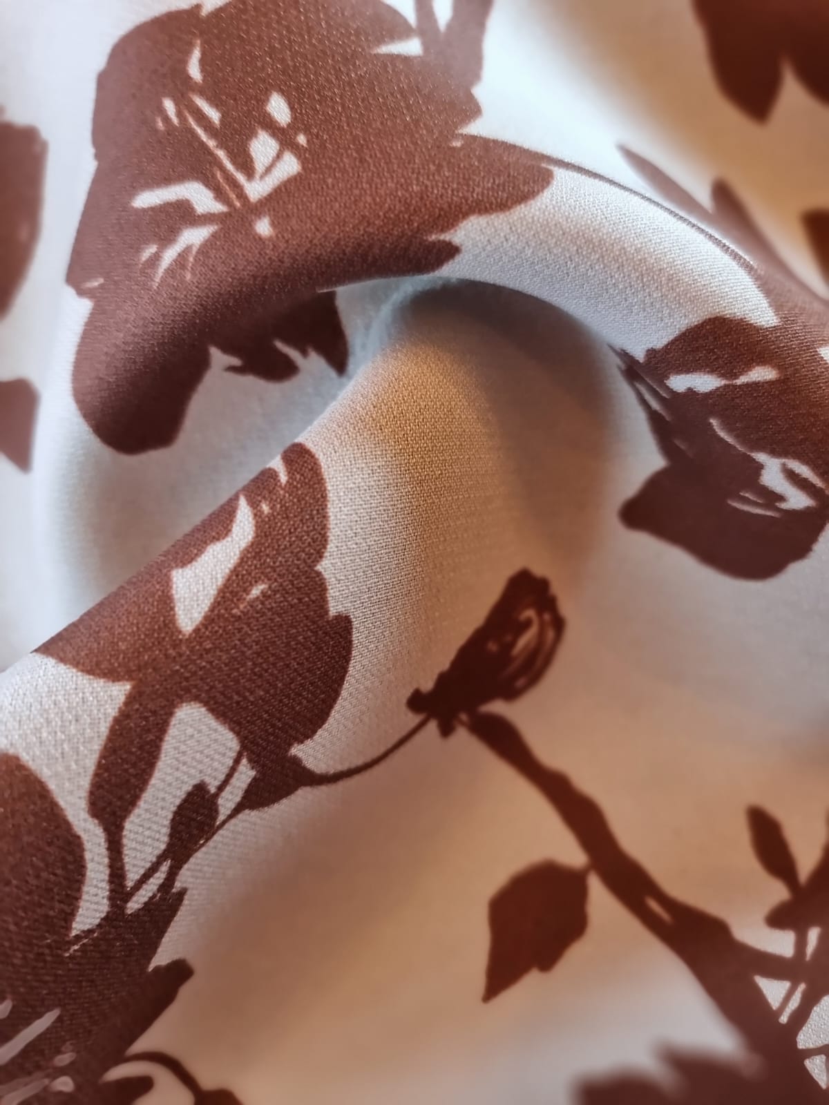 Stofa din mătase naturala cu lana - Imprimeu cu flori stilizate Maro-roșcat pe fond Bej - "Cafea cu lapte" - imagine 3