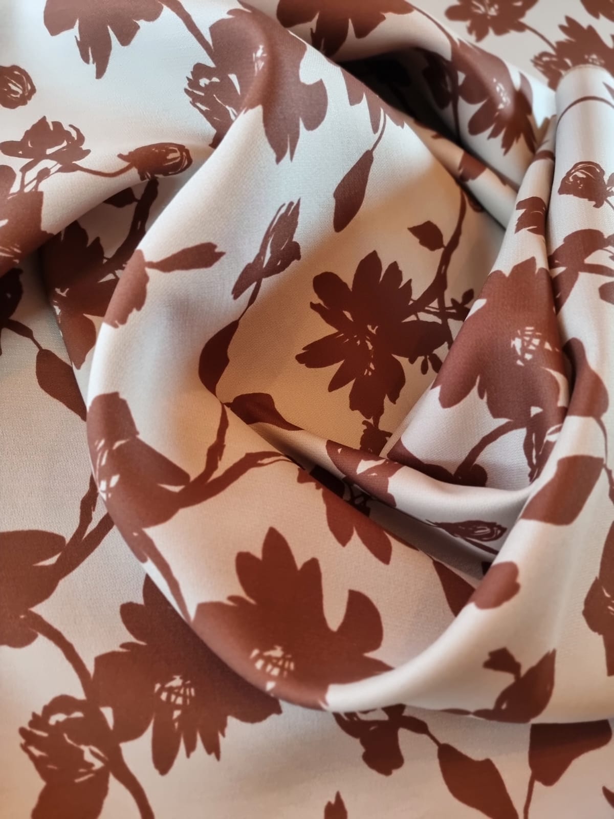 Stofa din mătase naturala cu lana - Imprimeu cu flori stilizate Maro-roșcat pe fond Bej - "Cafea cu lapte" - imagine 4