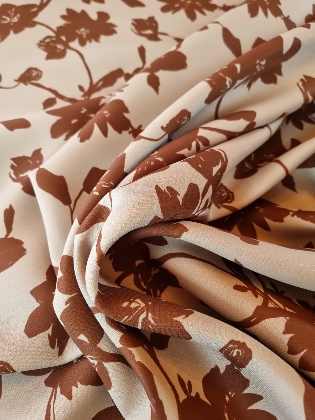 Stofa din mătase naturala cu lana - Imprimeu cu flori stilizate Maro-roșcat pe fond Bej - "Cafea cu lapte" - imagine 7