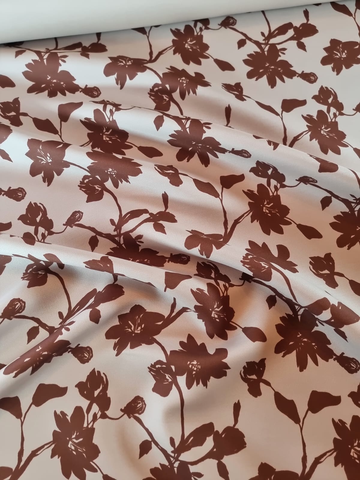 Stofa din mătase naturala cu lana - Imprimeu cu flori stilizate Maro-roșcat pe fond Bej - "Cafea cu lapte" - imagine 8
