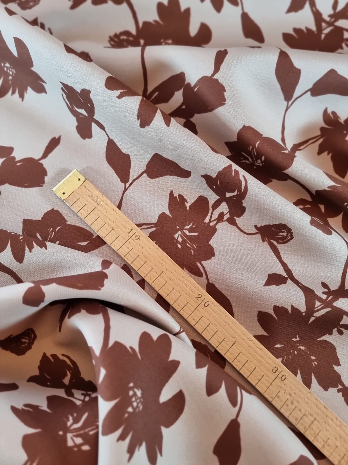 Stofa din mătase naturala cu lana - Imprimeu cu flori stilizate Maro-roșcat pe fond Bej - "Cafea cu lapte" - imagine 2