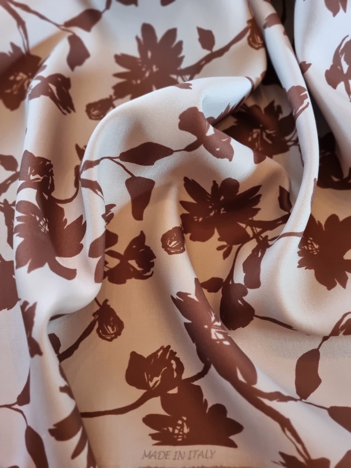 Stofa din mătase naturala cu lana - Imprimeu cu flori stilizate Maro-roșcat pe fond Bej - "Cafea cu lapte" - imagine 5
