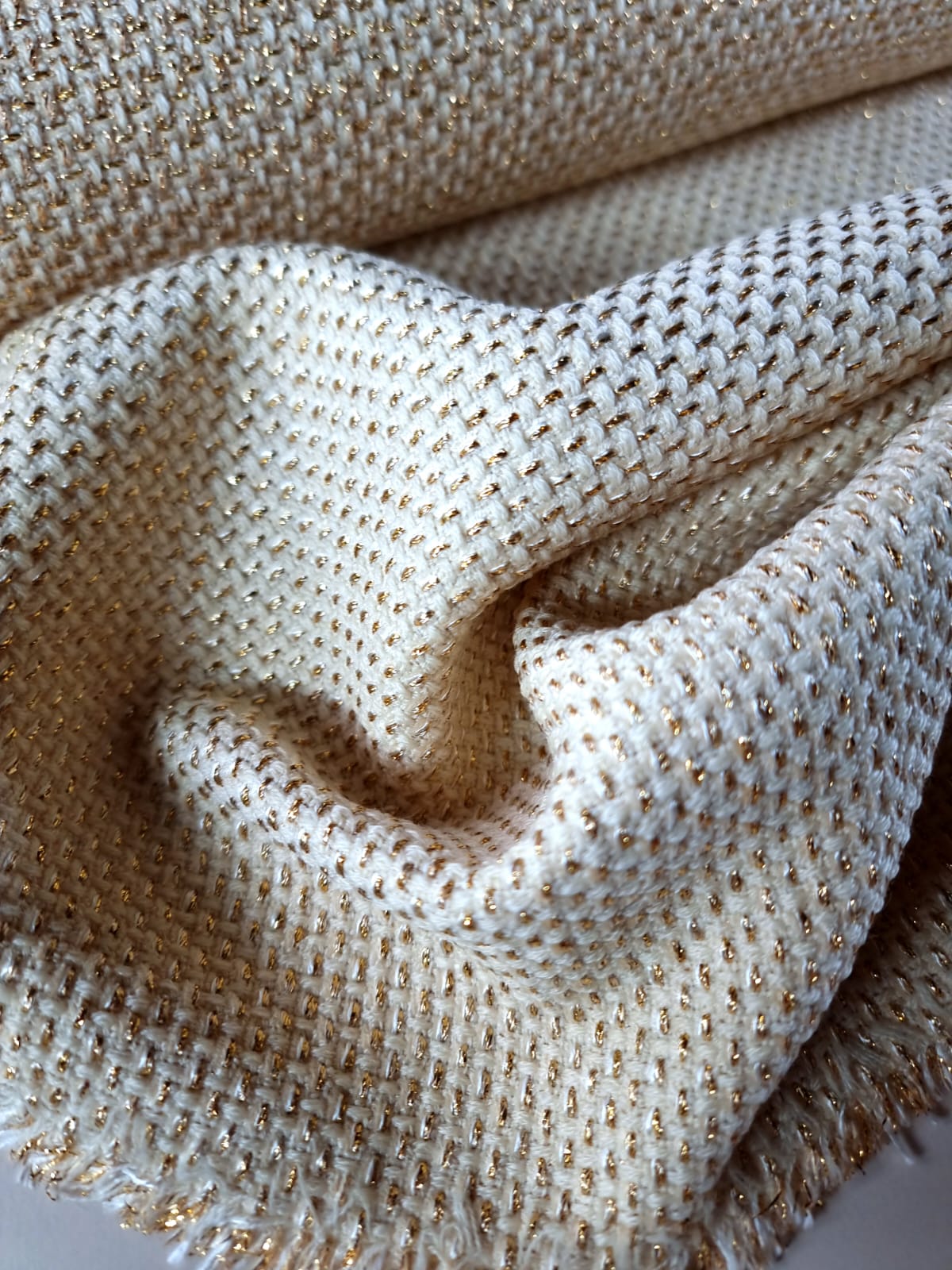 Stofa structurata cu insertii de fir lurex - design fantezie - Bej deschis, Auriu - imagine 7