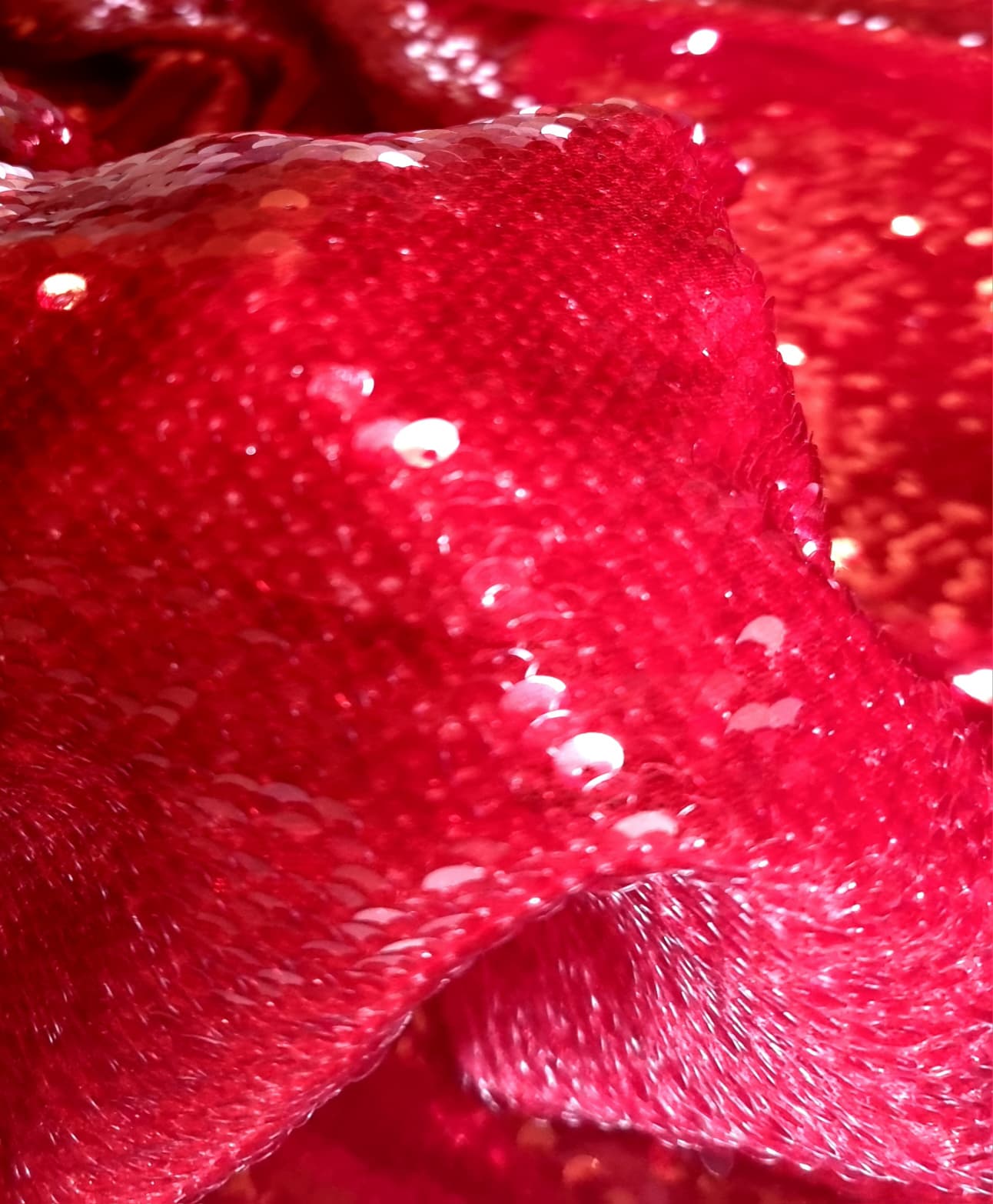 Broderie cu paiete translucide, roșii, aplicate pe toata suprafata pe suport de tulle elastic, Glossy Red - imagine 4