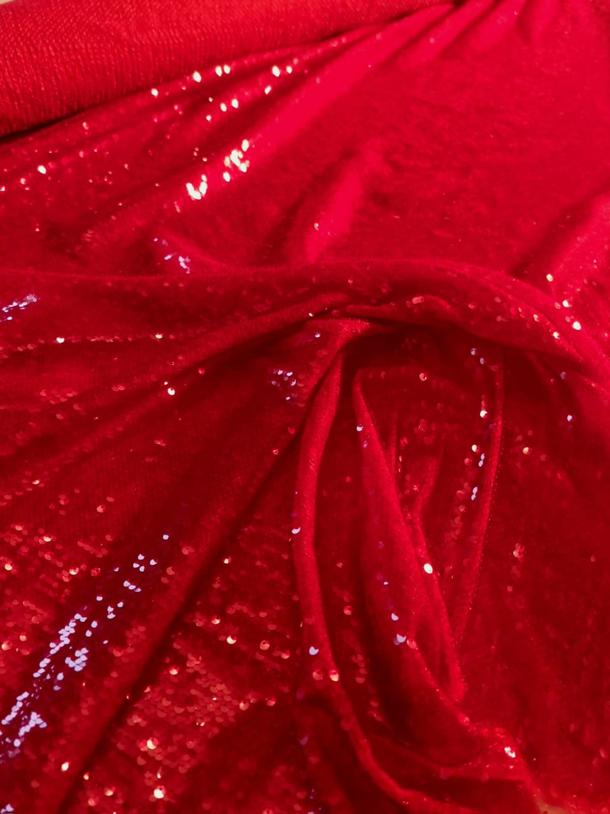 Broderie cu paiete translucide, roșii, aplicate pe toata suprafata pe suport de tulle elastic, Glossy Red